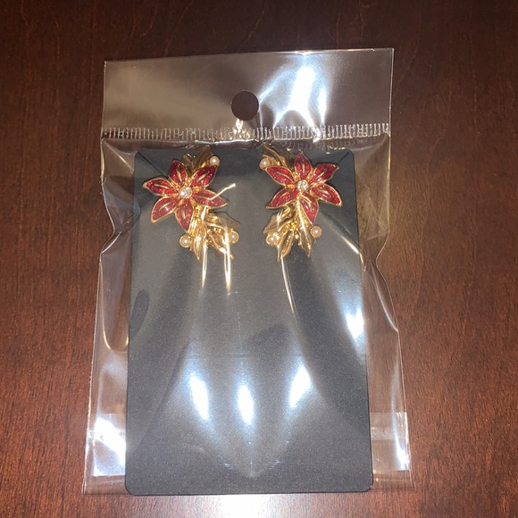2/$40 👸🏻 NWOT Beautiful Poinsettia Earrings 🎄✨❤️ - Picture 8 of 8